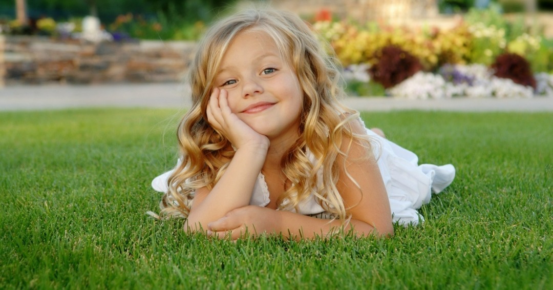1678001274_86_13_kid-girl-smile-grass-blonde_ccexpress.jpeg