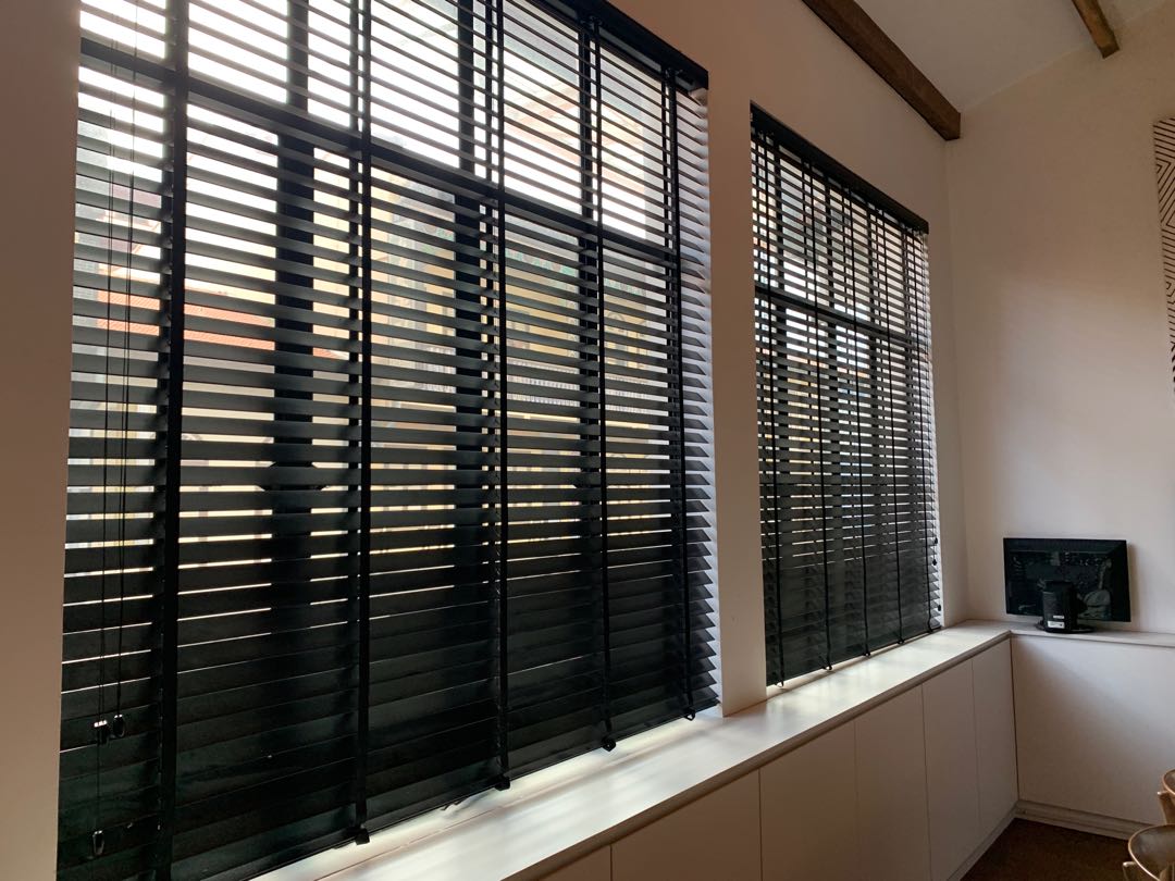 1712667407_venetian_blinds_black_wood_1622535099_9cc5e933.jpg